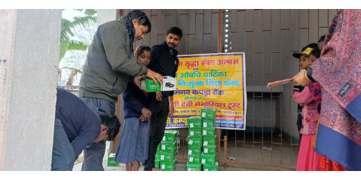 सूर्यी देवी मेमोरियल ट्रस्ट के संस्थापक के जन्मदिन पर स्कूली बच्चों के बीच जूता वितरण